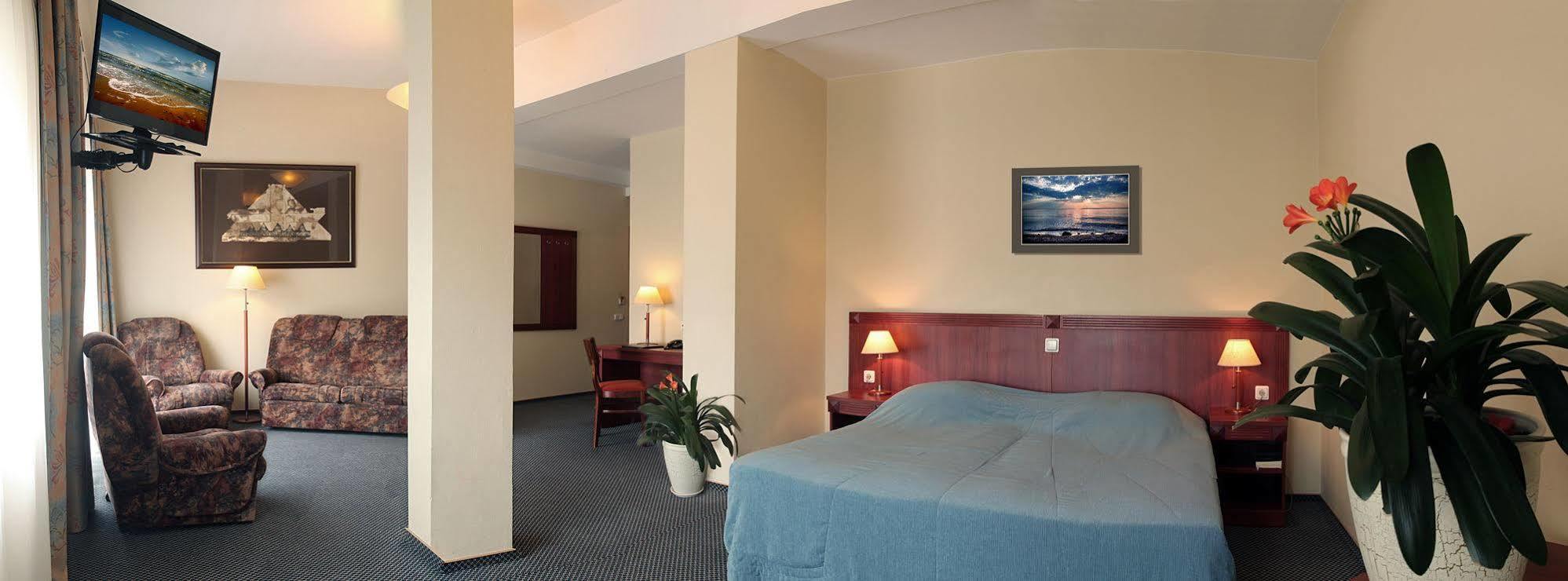 Hotel Promenada Клайпеда Екстериор снимка
